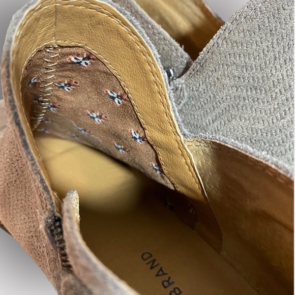 Lucky Brand Sz 9.5 Perforated Suede Ankle Booties Double Zip - Picture 10 of 11